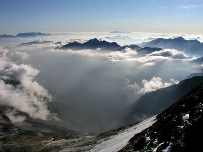 Blick vom Grad des Fuscherkarkopfes nach Salzburg. Im Hintergrund Hochkönig und Dachstein.